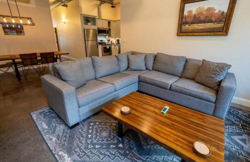Roanoke Apartment | Downtown Urban Retreat 6 Beds Perfect for Groups