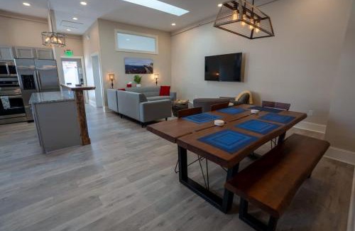 Roanoke Apartment | Downtown Urban Retreat 6 Beds Perfect for Groups