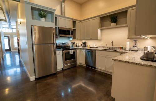 Roanoke Apartment | Downtown Urban Retreat 6 Beds Perfect for Groups