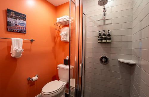 Roanoke Apartment | Downtown Urban Retreat 6 Beds Perfect for Groups