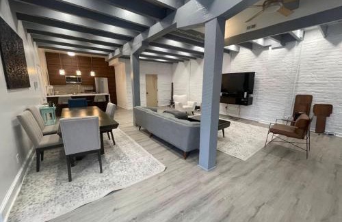 Downtown Richmond Apartment | Downtown Vibes 2BR Parking Bikes