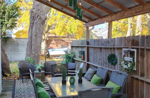 Sandusky House | DOWNTOWN VICTORIAN. WALK TO CP, FERRY BOATS, BARS & CAFES. SLEEPS 23, BOOK NOW!