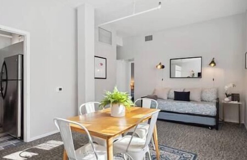 Printers Row Condo | Downtown, Vintage 5bd/2ba (gym+patio) | Sleep 14