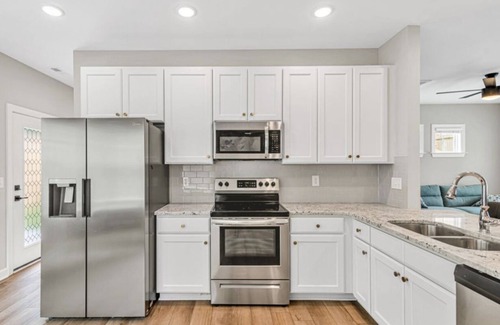 Wilmington House | Downtown Wilmington 3 Beds, 2.5 Bath, Pet Friendly, 4-5 Parking, Fast Wifi