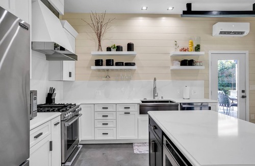 Pleasant Hill Apartment | Dramatic and Unique Industrial Door Blurs The Boundaries Between Inside and Out
