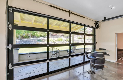 Pleasant Hill Apartment | Dramatic and Unique Industrial Door Blurs The Boundaries Between Inside and Out