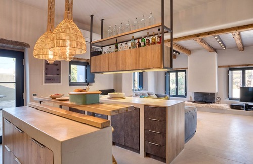 Paros Villa | Dream 4-bedroom villa in Paros with beach access + jacuzzi & huge outdoor area