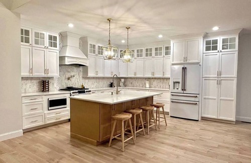 Montgomery House | Dream escape, new modern farmhouse, stunning views, game room & hot tub for 17+!