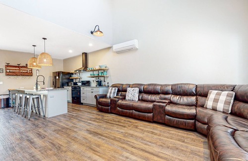 Conway House | Dream home with deck, grill, fast WiFi, lawn, washer/dryer, & games