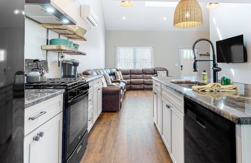 Conway House | Dream home with deck, grill, fast WiFi, lawn, washer/dryer, & games