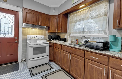 Niagara Falls House | Dream House 3-bedroom house with AC and WiFi Near Niagara Falls