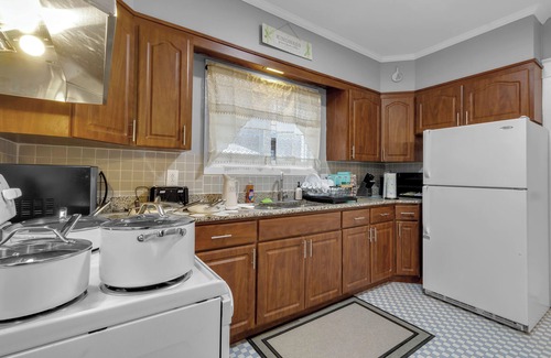 Niagara Falls House | Dream House 3-bedroom house with AC and WiFi Near Niagara Falls