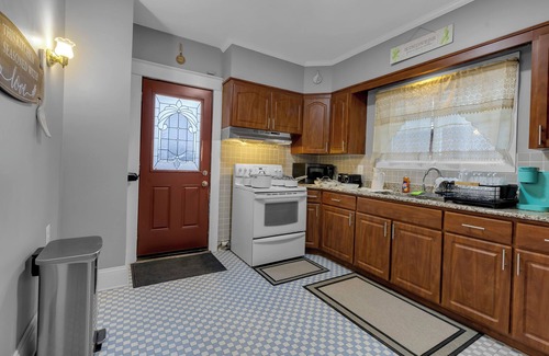 Niagara Falls House | Dream House 3-bedroom house with AC and WiFi Near Niagara Falls