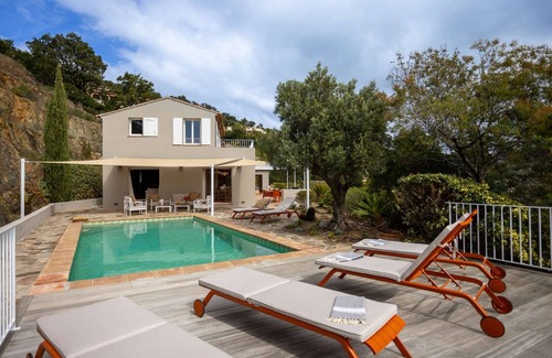 La Londe-les-Maures House | Dream Villa with Air Conditioning, Pool, and Sea View for 10 People in La Londe-Les-Maures