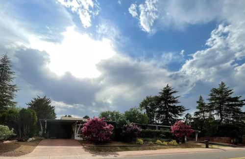 Uptown Sedona Apartment | DreamCatcher South Walk to Shop Dine Hike