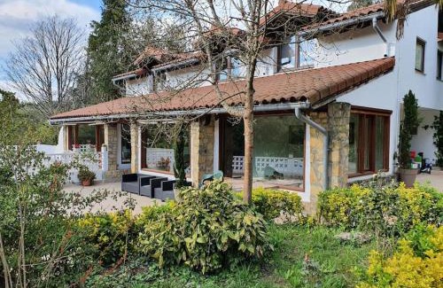 Getxo Villa | Dreams and friends on the coast of Bilbao.