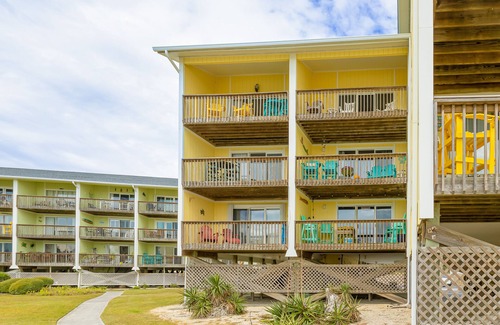 Surf City Condo | Dreamy beach condo with pool, easy beach access & furnished balcony with views
