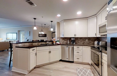 Palmetto Dunes Condo | Dreamy condo on the beach w/balcony view, shared pool, & charming decor