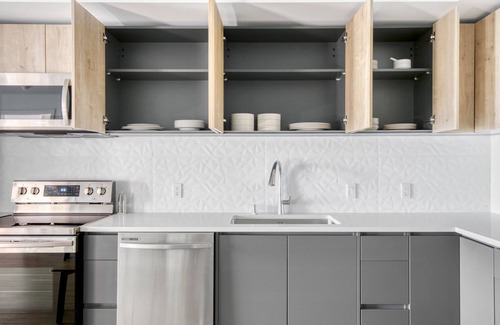 City West Apartment | Dreamy Downtown 1BR w/Pool, Gym & W/D near Staples Center, by Blueground (LAX 543)