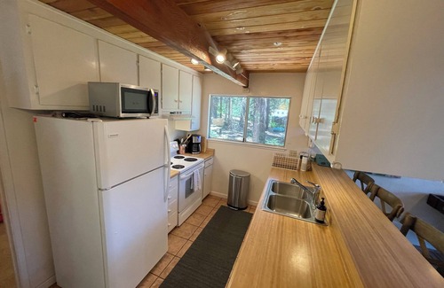 Glencoe Cabin | Dreamy Lake Front Lake Mont Cabin! AC & HotTub!