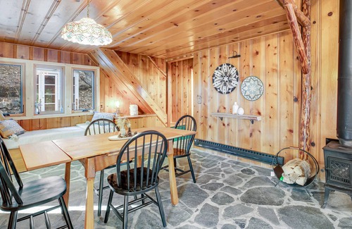 Pine Cove Cabin | Dreamy lofted cabin with private sauna, wood fireplace & stoves - dog-friendly
