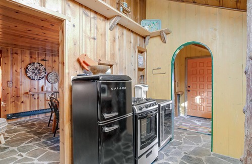 Pine Cove Cabin | Dreamy lofted cabin with private sauna, wood fireplace & stoves - dog-friendly