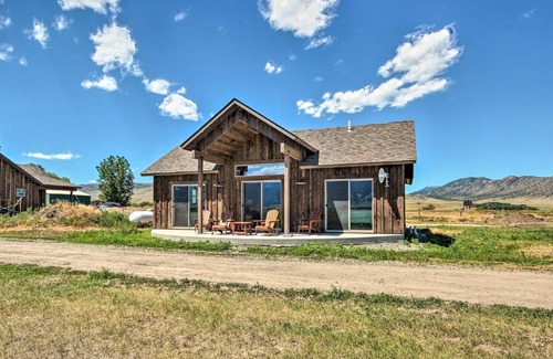 Livingston House | Dreamy Mountain-View Cabin Near Yellowstone!