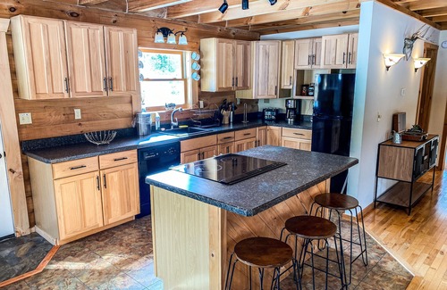North Creek Cabin | Dreamy secluded cabin, perfect for family and friends getaway