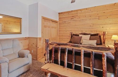 Cascade Cabin | Dreamy updated log cabin in the woods close to lake 4 bedroom