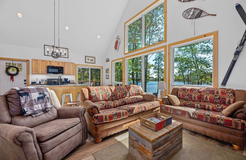 Eagle River House | Driftwood Cabin | Newer lakefront cabin, dock, firepit, kayaks, Dogs OK, AC