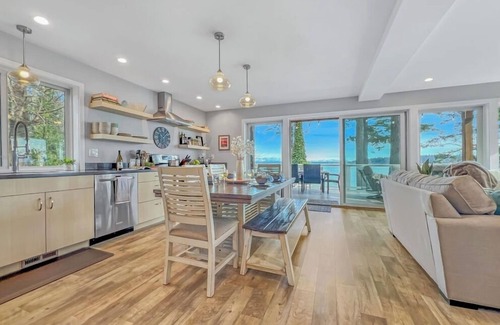 Lummi Island House | Driftwood Dreams: Beautiful views, cozy for Fall!