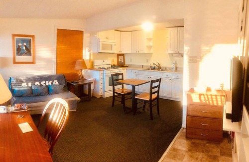 Homer Hotel | Driftwood Inn and Seaside Lodges