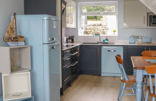 Milnthorpe Cottage | DRIFTWOOD, pet friendly, with a garden in Sandside