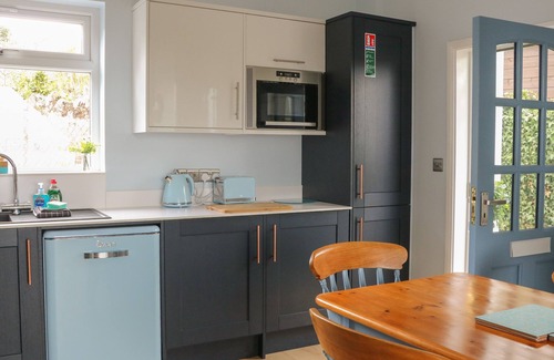 Milnthorpe Cottage | DRIFTWOOD, pet friendly, with a garden in Sandside