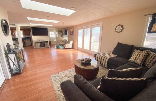 Old Orchard Beach Condo | DriftwoodHouse @ Ocean Landing Condominiums 1 minute walk to the beachnSleeps 8