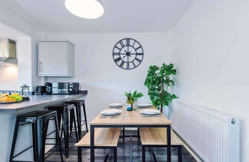 Manchester House | Droylsden House Summa