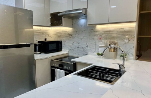 Jumeirah Lake Towers Apartment | Dubai Marina 1BR | Near Metro | Balcony & Pool