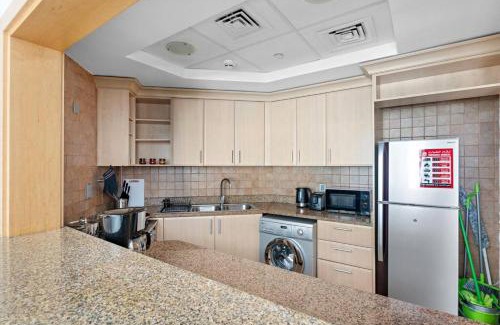 Palm Jumeirah Apartment | Dubai Stay with Pool, Gym, Beach Access Near Dining and Shops Too