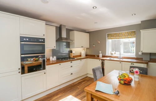 Weymouth Cottage | DUCK COTTAGE, pet friendly, with open fire in Sutton Poyntz