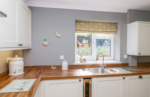 Weymouth Cottage | DUCK COTTAGE, pet friendly, with open fire in Sutton Poyntz