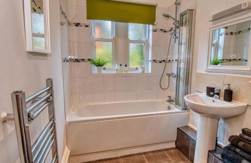 Dudley Apartment | Dudley-spacious Exec 1 Bed - Long Stay - Parking!