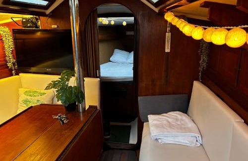 La Vila Olimpica del Poblenou Boat Rental | Duerme en un velero