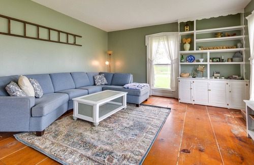 Dundee House | Dundee Vacation Home w/ Sunroom + Fire Pit
