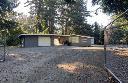 Saunders Lake House | Dune Riders Dream - Direct Dune Access - 2 Bdr 1 Ba Sleeps 5