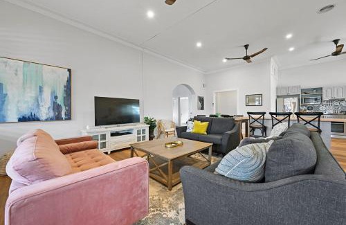 Bathurst House | Dunkley House - Large CBD Heritage Home, Sleeps 10