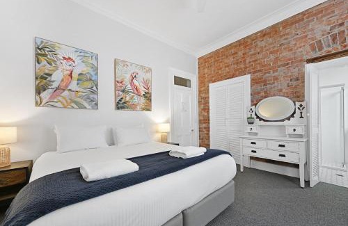 Bathurst House | Dunkley House - Large CBD Heritage Home, Sleeps 10