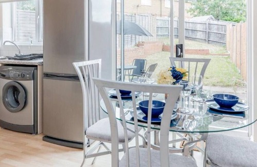 Luton House | Dunraven Spacious 3 Bedroom 2 Bathroom House with garden