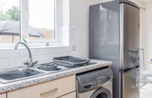 Luton House | Dunraven Spacious 3 Bedroom 2 Bathroom House with garden