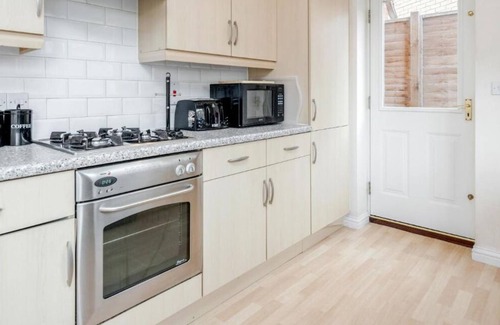 Luton House | Dunraven Spacious 3 Bedroom 2 Bathroom House with garden