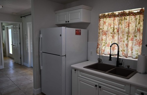 North Port House | Dunsmuir House-Near Warm Mineral Springs, Beaches, Heron Golf & Water Park- WiFi